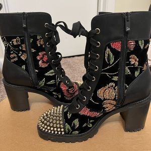 Womens 100% Authentic Christian Louboutin boots size 40 !!